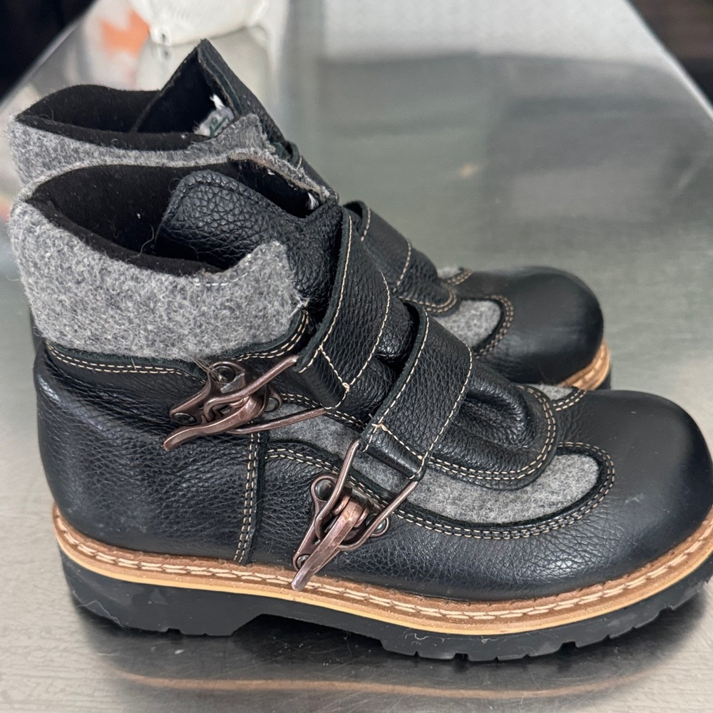 Women's Black Leather Lace-Up Boots with Gray Felt Collar